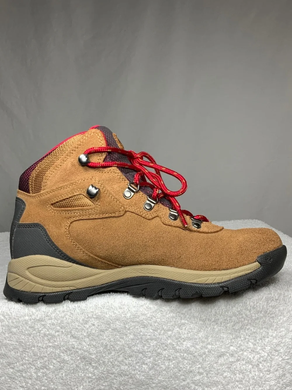 NEW - Columbia Newton Ridge™ Waterproof Amped Hiking Boot - Size 8.5